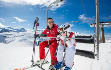 pai e filho em estação de esqui na neve