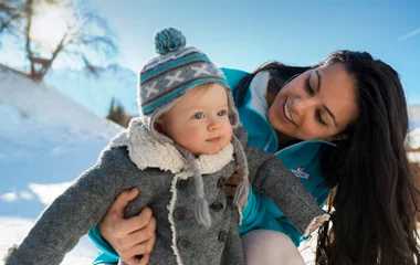 Madre sosteniendo al bebé.