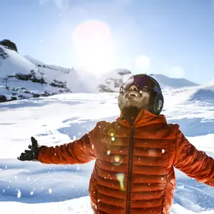 Homem olhando para cima enquanto a neve cai.