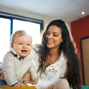 mãe com bebê sorrindo