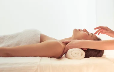 Mulher recebendo massagem no SPA.