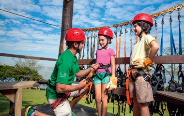 GO colocando equipamento esportivo em criança