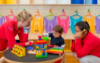 Niño jugando con dos GOs del Club Med.