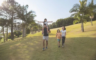 familia no gramado do resort
