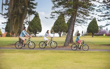 Familia andando en bicicleta en el resort.