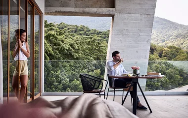 Casal aproveitando a suite La Réserve