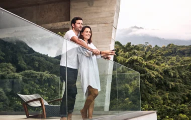 pareja en la terraza contemplando el paisaje