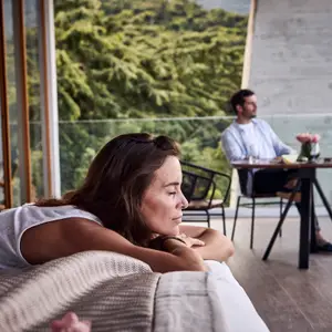 Homem e mulher na varanda da suíte.