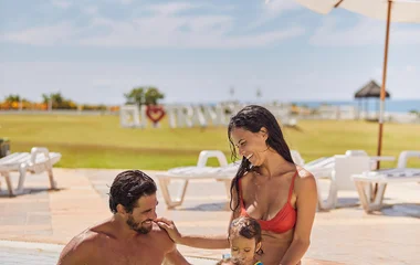 Família na piscina.