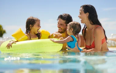 Família na piscina do resort do Club Med.