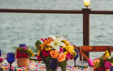 mesa posta com flores