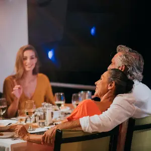 Família jantando em Kani enquanto conversam