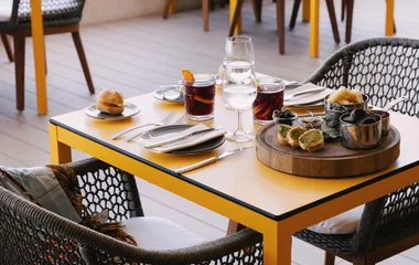 mesa de restaurante com bebidas e aperitivos