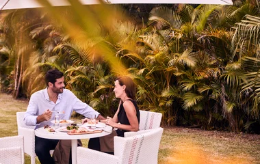 pareja comiendo al aire libre