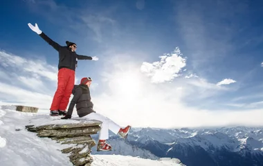 Casal em paisagem de neve.