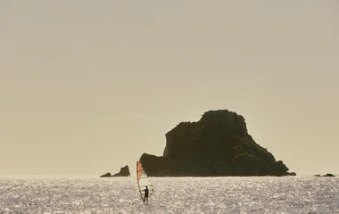 Pessoa praticando esporte aquático em oceano.