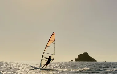 windsurf en el mar