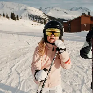 Crianças na neve com equipamentos de esqui.