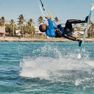 Homem praticando esqui aquático
