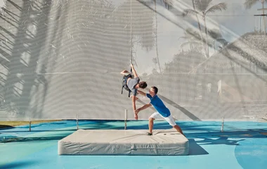 GM practicando trapecio volante con la ayuda de un GO.