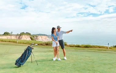Casal joga golfe com vista para as falésias de Trancoso na Bahia