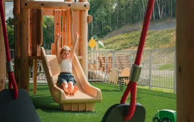 chica tirandose por tobogan