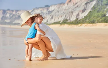 Família viajando com bebê na natureza.