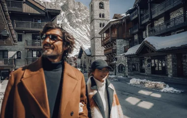 pareja caminando por el pueblo