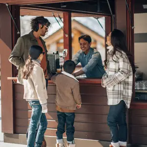 Família em quiosque de bebidas.