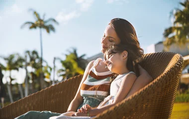Madre y hija descansando en el resort.