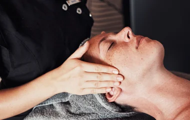 Mulher no spa do resort.