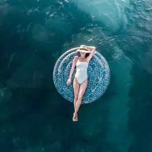 mulher em cima da boia no mar