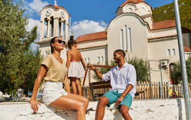 Familia sorrindo em ponto turístico.