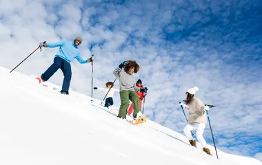 Família se divertindo na neve.