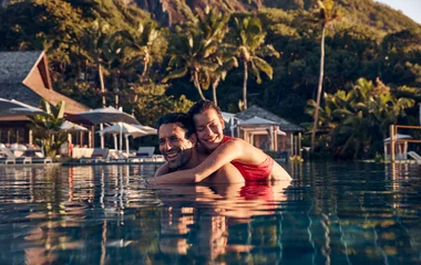 casal na piscina