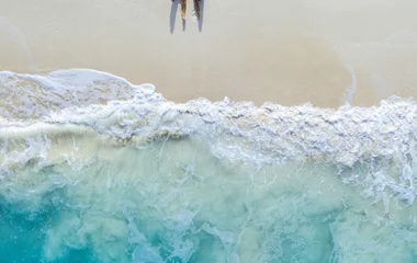 Casal na areia da praia