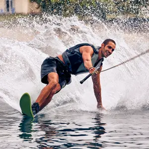 Homem praticando esqui aquático