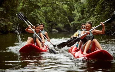 Pessoas fazendo rafting