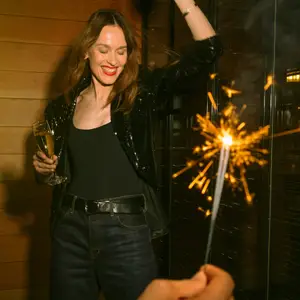 Mulher celebrando em noite festiva no Club Med.