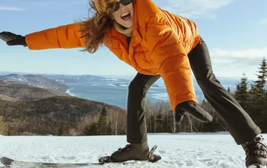 Mulher se divertindo praticando esportes nos Alpes