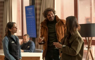 Pareja hablando con un G.O en la recepción del resort.