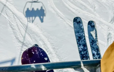 Vista de cima de um teleférico na neve.