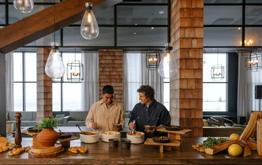 Casal se serve em mesa pronta com snacks no restaurante em Quebèc
