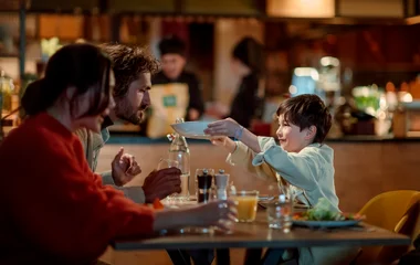 Pais e filho em momento no café da tarde