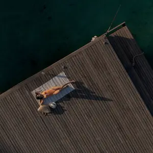 Mulher deitada tomando sol