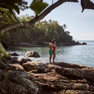 Casal nas pedras da praia