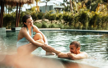 Casal na beira da piscina