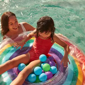 Criança na boia na piscina com a mãe