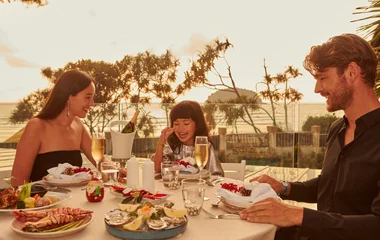 Família almoçando em resort.