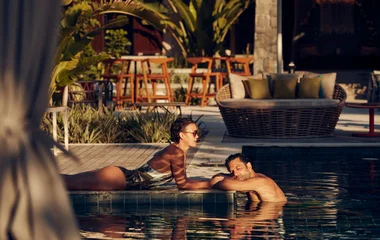 Casal na piscina do resort